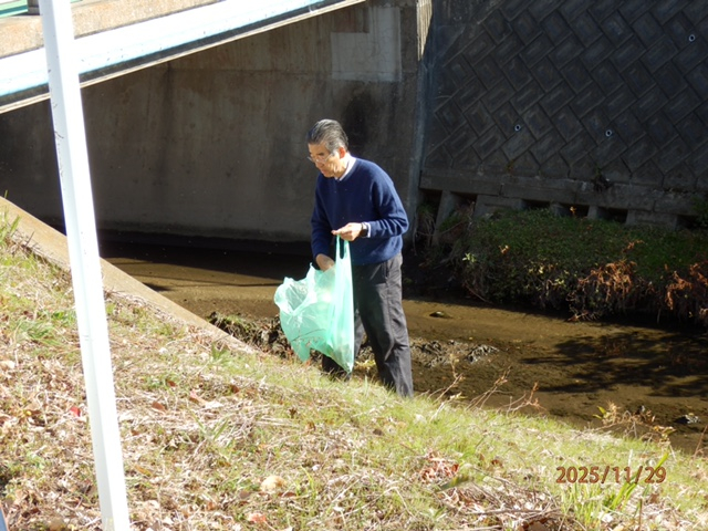 IMG_1916　土手のごみ収集